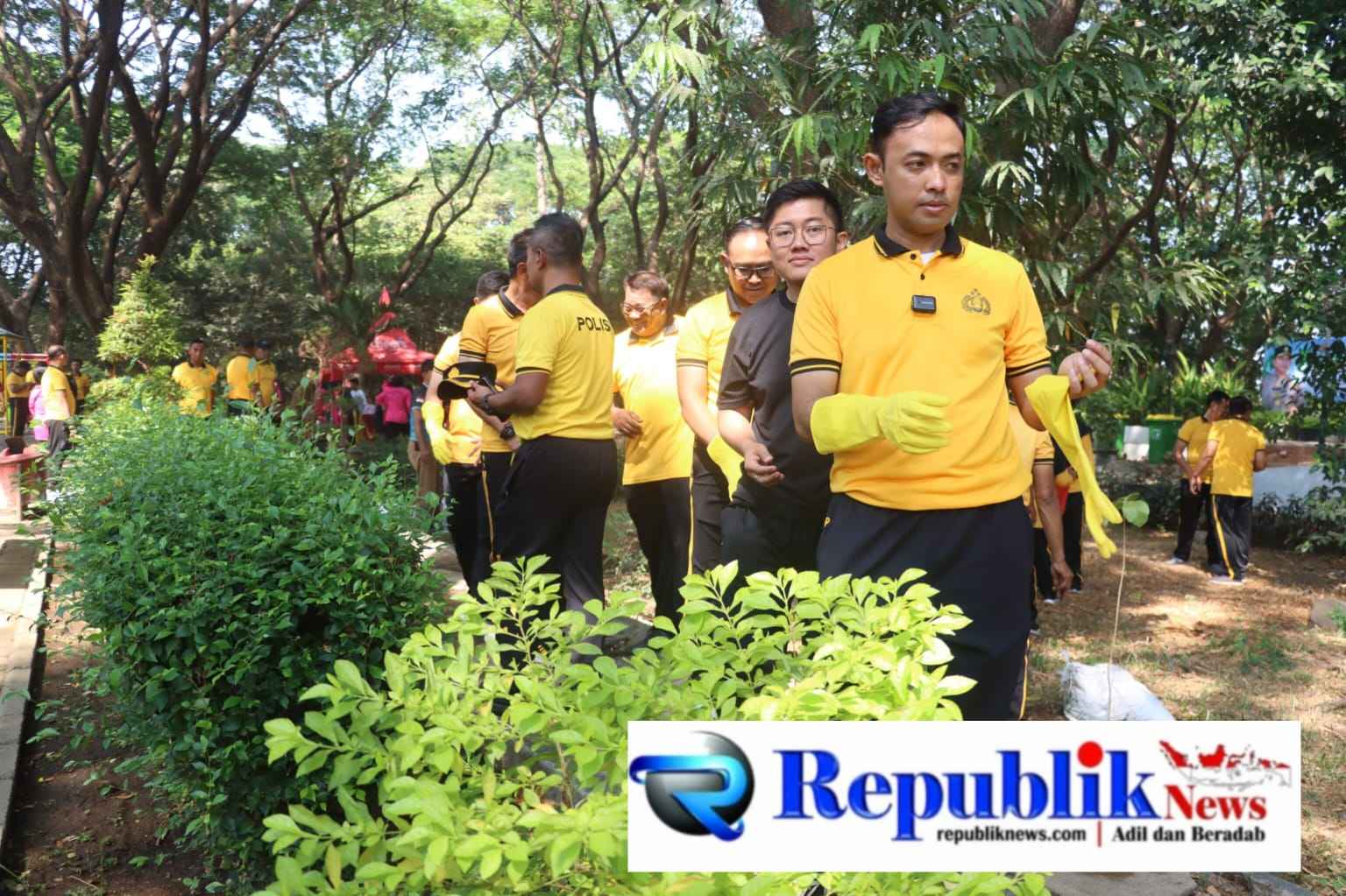 Foto: Green Policing ,Polres Pasuruan ajak masyarakat jaga kelestarian lingkungan di hutan kota Bangil.