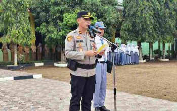 Polisi Peduli Pendidikan, Wakapolres Lampung Utara Pimpin Upacara Bendera di SMKN 3 Kotabumi