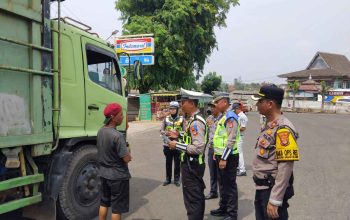 Operasi Patuh Krakatau 2026, Polres Lampung Utara Bagikan 100 Brosur Imbauan Keselamatan Berlalu Lintas Kepada Pengguna Jalan
