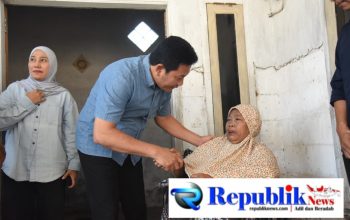 Foto : Blusukan ke Jabon, Bupati Subandi serahkan empat kursi roda dan benahi duacrumah warga.