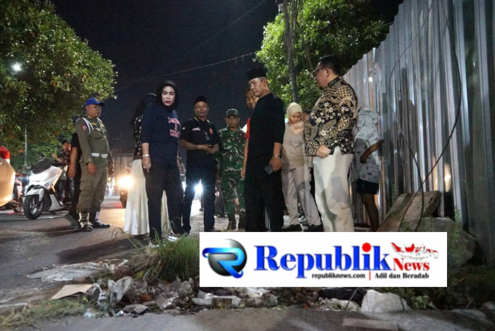 Foto : Warga Sumokali - Tenggulunan percantik flyover Candi,Wakil Bupati Sidoarjo Hj mimik Heri apresiasi.