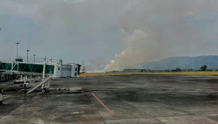 Penerbangan Sempat ditunda,  Kebakaran di Ujung Runway Bandara Sam Ratulangi 
