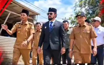 Kadis PUPR Aceh Timur Muslim ST,M,Si.Bersama Bupati Al-Farlaky Tinjau Langsung Jalan Gajah Mentah – Sungai Raya, Akan Segera di aspal