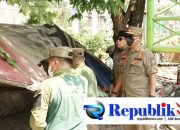 Foto : Satpol PP Sidoarjo tertibkan bangunan liar di Frontage Road Waru.