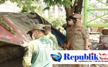 Foto : Satpol PP Sidoarjo tertibkan bangunan liar di Frontage Road Waru.