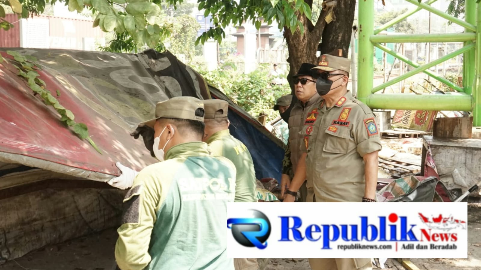 Foto : Satpol PP Sidoarjo tertibkan bangunan liar di Frontage Road Waru.