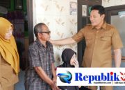 Foto : Bupati Sidoarjo,H.Subandi menyerahkan bantuan kursi roda dan perbaikan rumah.
