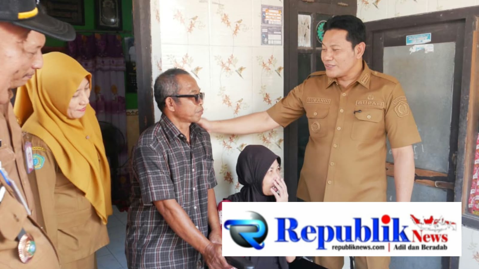 Foto : Bupati Sidoarjo,H.Subandi menyerahkan bantuan kursi roda dan perbaikan rumah.