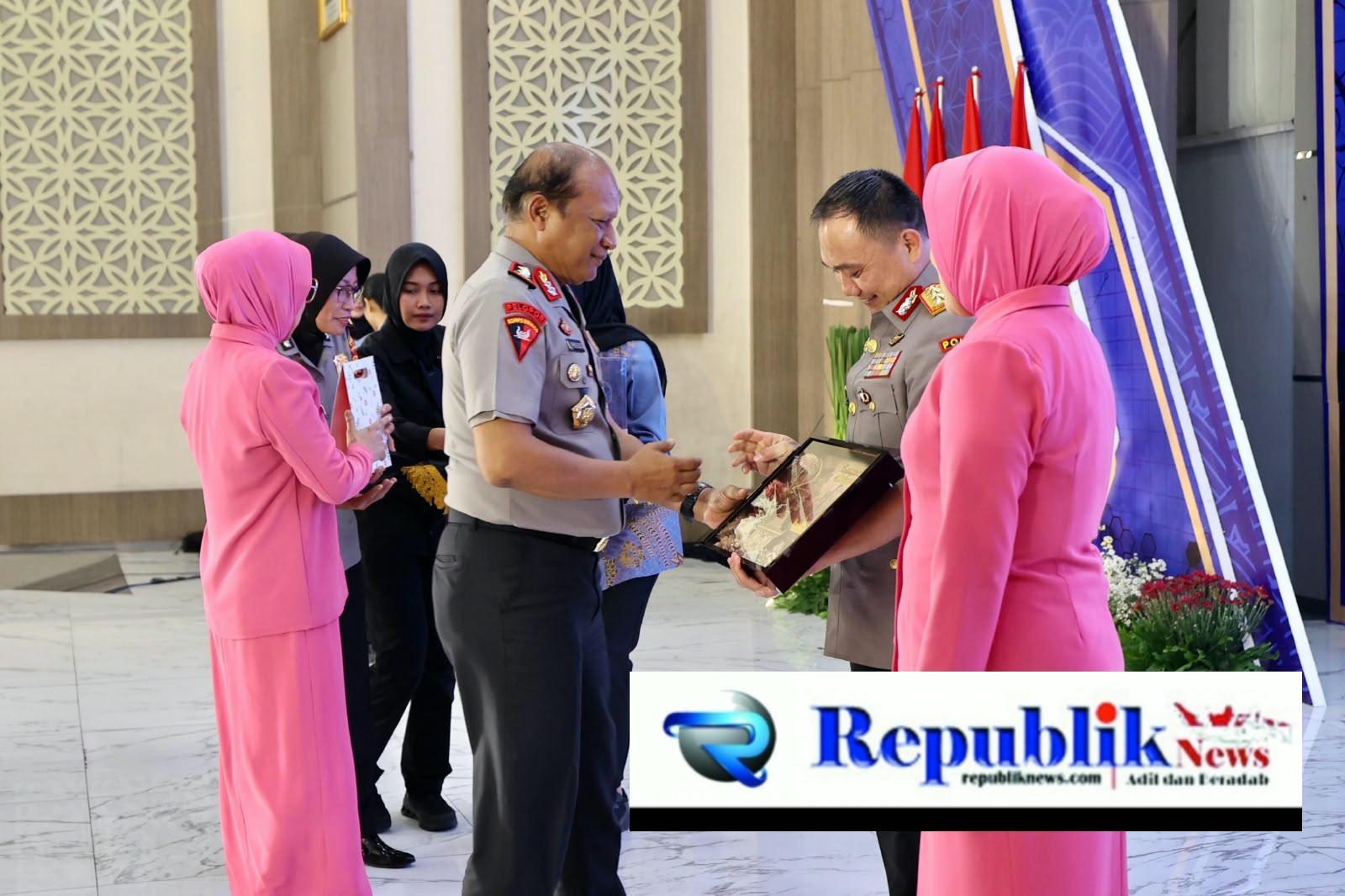 Foto : Keluarga besar Polda Jatim lepas Irjen Pol.Pasma Roice emban amanah sebagai Kapolda Bali.