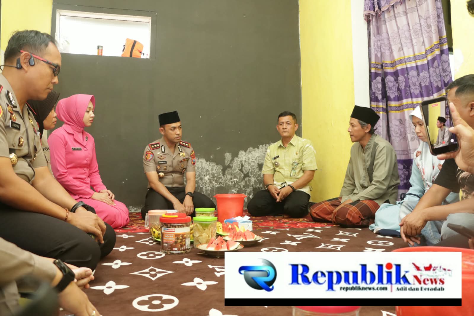 Foto : Kapolres Pasuruan, AKBP Irawan Setyono,S.H.S.I.K.,M.H. bersama ibu takziah ke rumah duka korban pembunuhan Prigen.