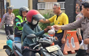 Jumat Berkah Polsek Waru Bagikan 100 Paket Makanan dan Minum untuk Masyarakat