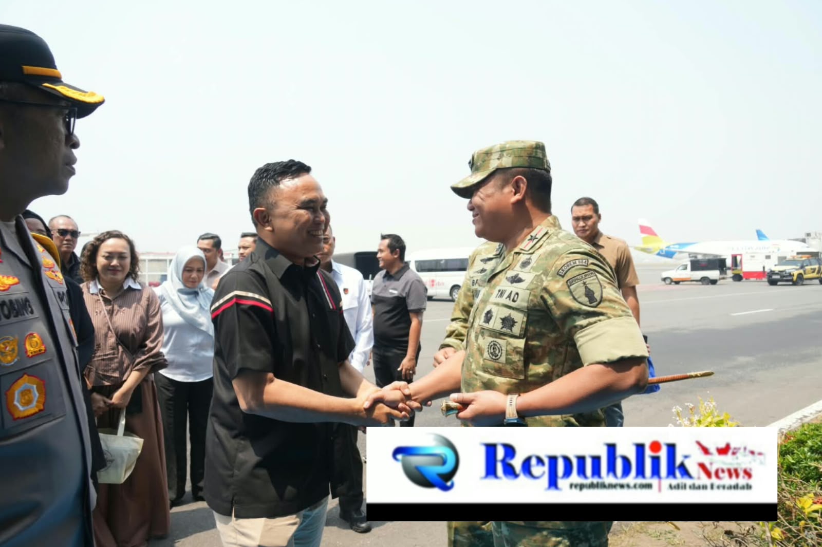 Foto : Danrem 084/BJ, Brigjen TNI Kohir Sambut Kapolda baru ,Irjen pol Dekananto Eko Purnomo,S.I.K,M.H.di Ruang VIP Pemprov Bandara internasional Juanda .