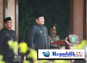 Foto : Bupati Sidoarjo,H.Subandi menjadi inspektur upacara peringatan Hari jadi ke-81 Provinsi Jawa Timur.