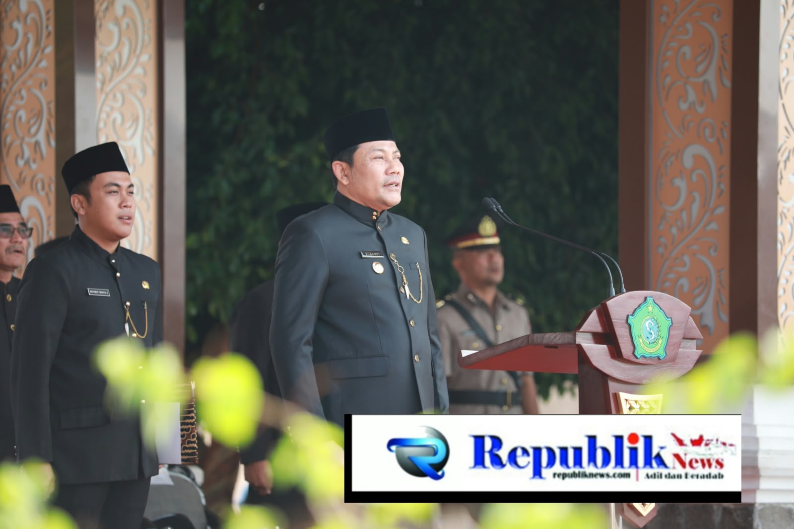 Foto : Bupati Sidoarjo,H.Subandi menjadi inspektur upacara peringatan Hari jadi ke-81 Provinsi Jawa Timur.