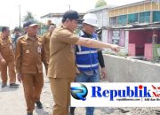 Foto : Bupati Sidoarjo,H.Subandi sidak proyek betonisasi jalan Gedangan - Betro.