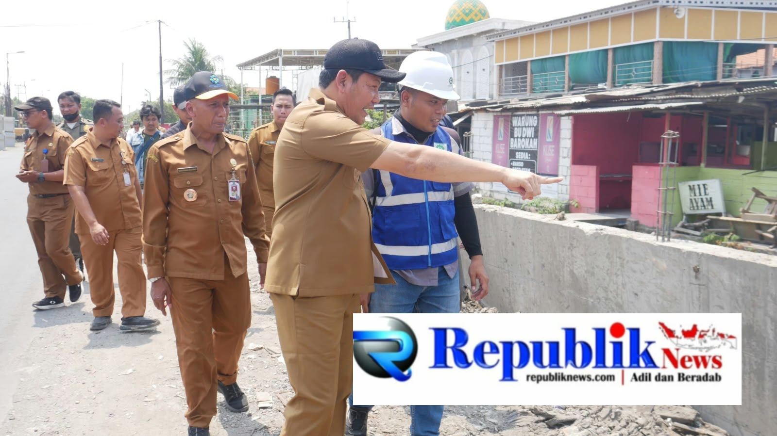 Foto : Bupati Sidoarjo,H.Subandi sidak proyek betonisasi jalan Gedangan - Betro.