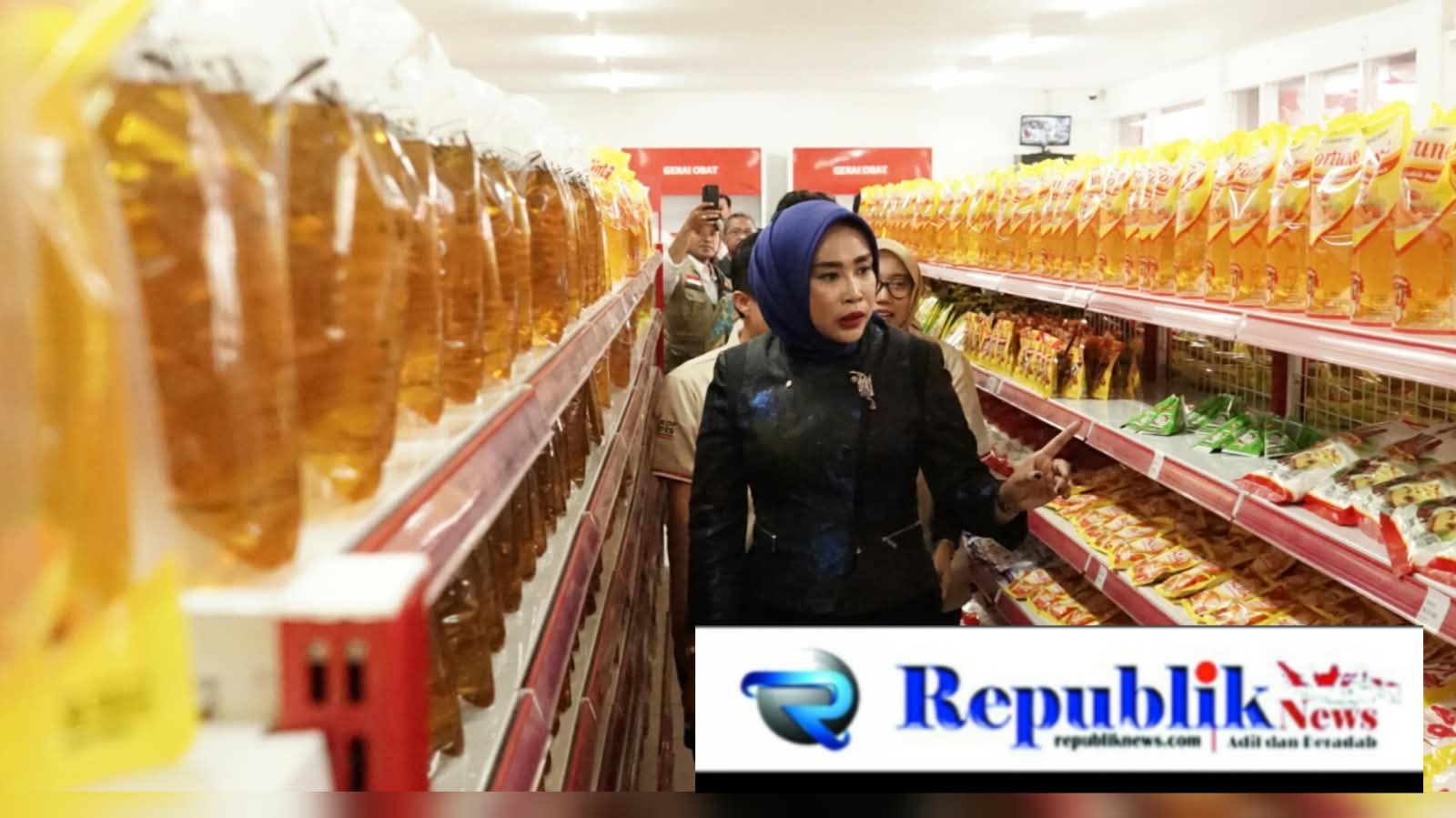 Foto: Menko pangan tinjau KDKMP Tambakrejo,didampingi Wabup Sidoarjo,mimik idayana.