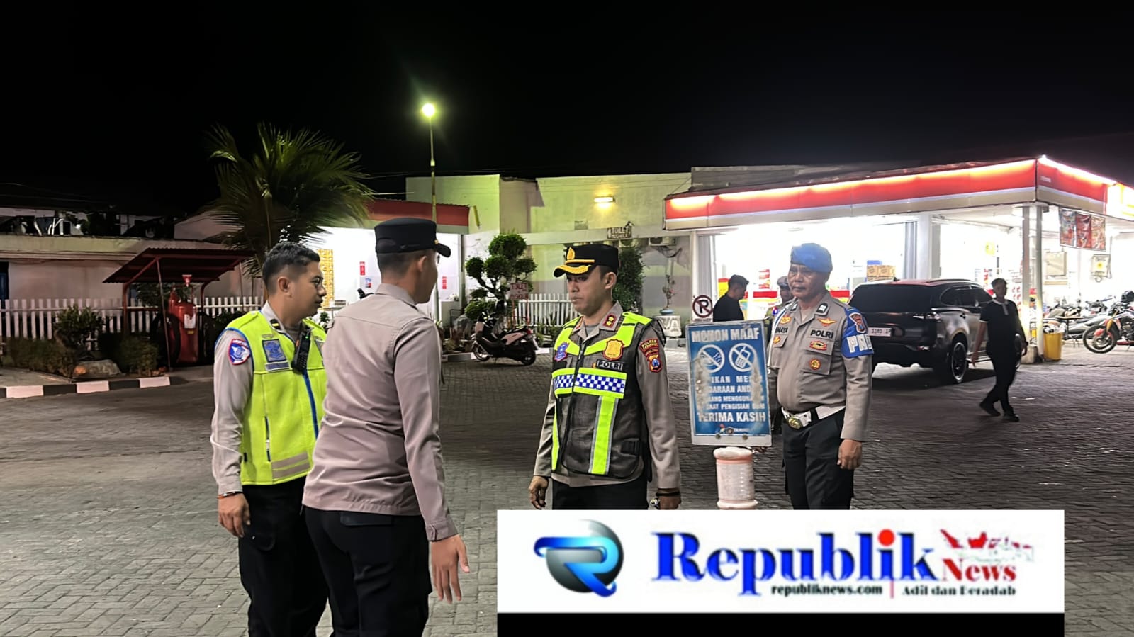 Foto : Kapolres Pasuruan, AKBP Irawan Setyono,S.H.,S.I.K.,M.H.,melakukan pengecekan langsung ketersediaan bahan bakar minyak di SPBU Cangkring malang ,kecamatan Beji, Kabupaten Pasuruan.