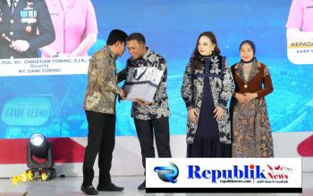 Foto : Bupati Subandi menghadiri kenal pamit Kapolresta Sidoarjo di gedung serbaguna Polresta Sidoarjo.