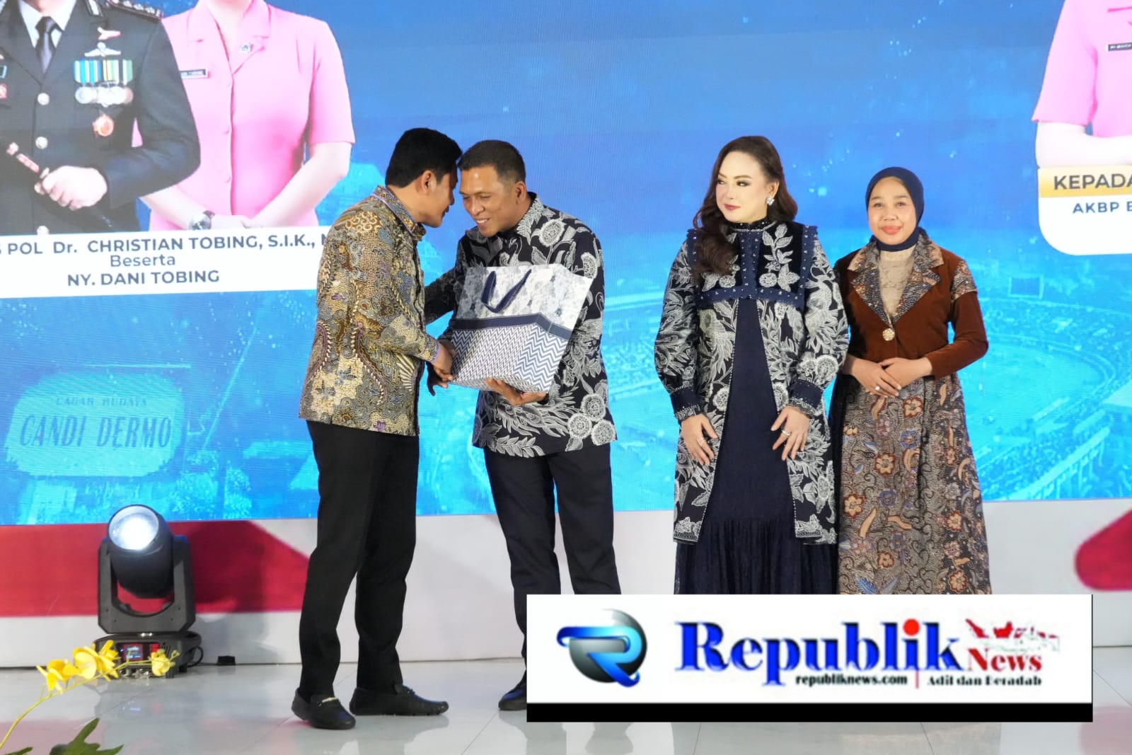 Foto : Bupati Subandi menghadiri kenal pamit Kapolresta Sidoarjo di gedung serbaguna Polresta Sidoarjo.