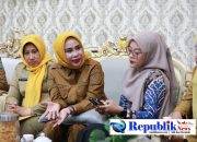 Foto : Wakil Bupati Sidoarjo,Mimik idayana menerima audiensi tim pustaka media guru .
