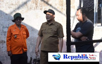 Foto : Bupati Subandi siapkan bantuan perbaikan KB/TK Islam Chairina yang terbakar.
