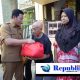 Sidak ke Prambon, Bupati Subandi Pastikan Perbaikan RTLH dan Salurkan Kursi Roda