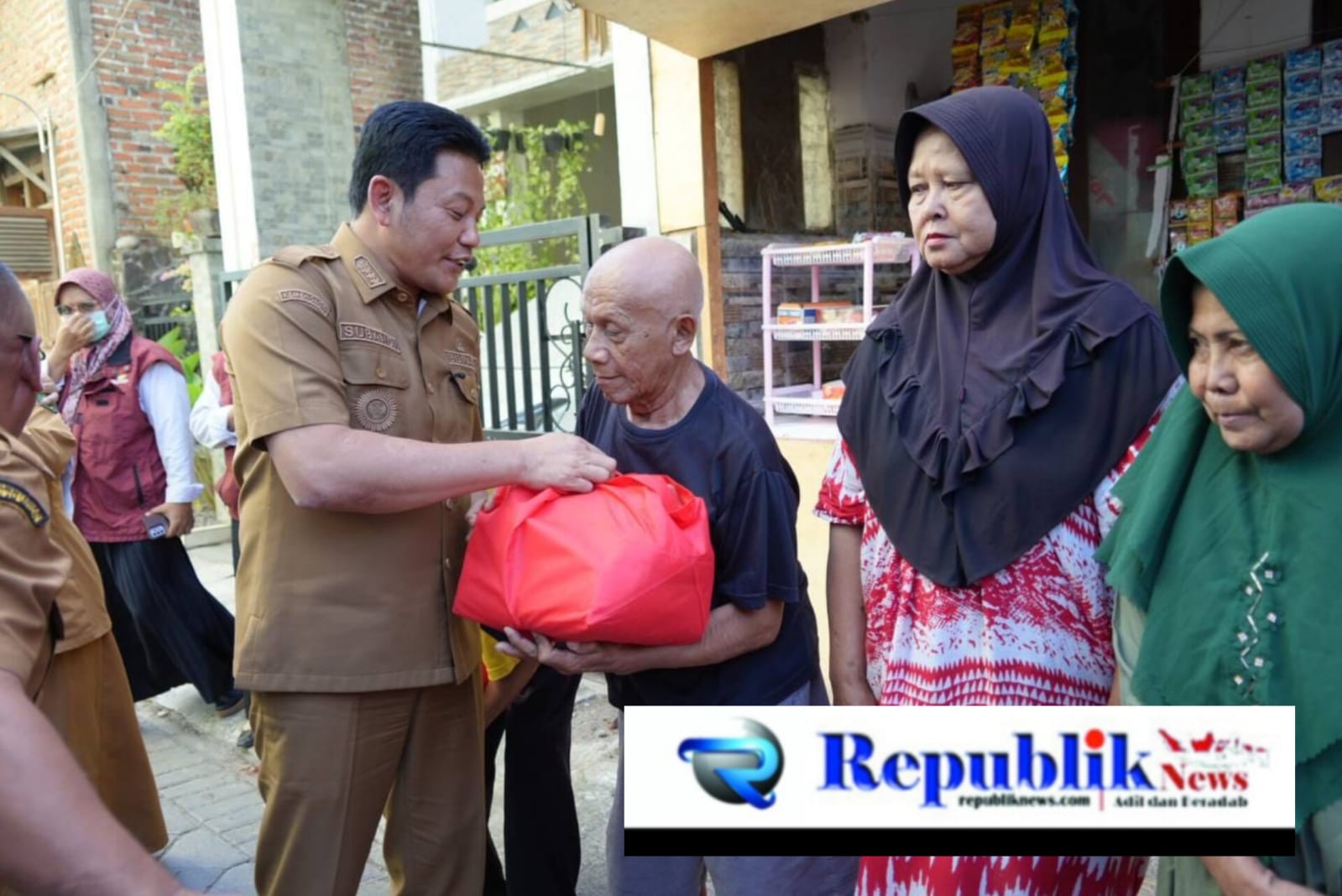 Foto : Bupati Subandi sidak ke prambon.