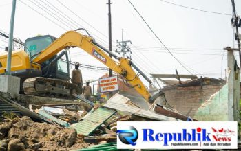 600 Personel Gabungan Dikerahkan, 67 Bangunan Liar di Frontage Road Sidoarjo Dibongkar Paksa