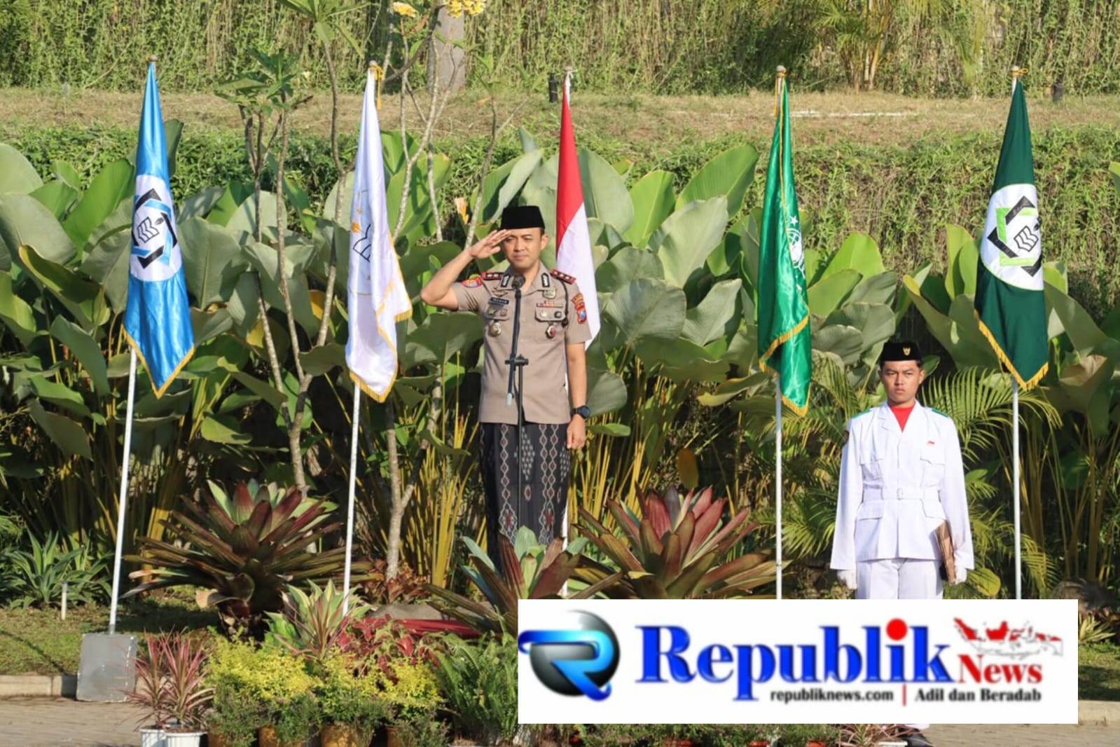 Kapolres Pasuruan AKBP Irawan Setyono pimpin upacara di halaman pondok pesantren putri Al-Berr dusun Mlaten ,Desa pelintahan, kecamatan plandaan, Kabupaten Pasuruan dalam rangka Hari santri nasional 2026