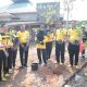 Kapolres Lampung Utara Pimpin Kegiatan Green Policing, Ajak Personel Peduli Lingkungan melalui Gotong Royong dan Penanaman Pohon