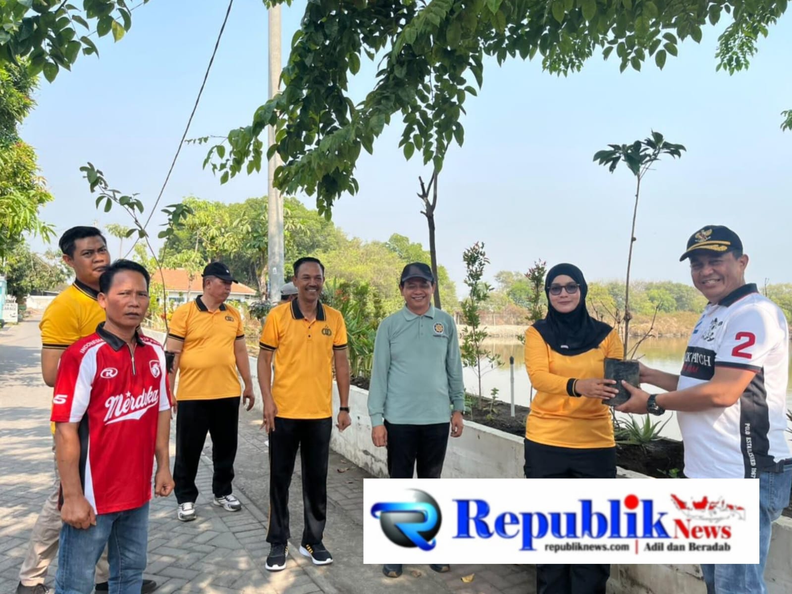 Foto : Kapolsek Sedati Iptu Masyita Dian Sugianto,S.H.,M.H.,memberikan bibit pohon kepada Kepala desa Banjarkemuning,Zainul.