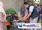 Foto : Bupati Subandi turun langsung dua rumah warga waru segera diperbaiki,Empat kursi roda disalurkan .