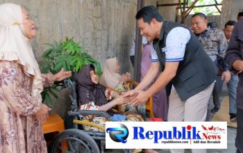 Foto : Bupati Subandi turun langsung dua rumah warga waru segera diperbaiki,Empat kursi roda disalurkan .