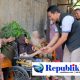 Foto : Bupati Subandi turun langsung dua rumah warga waru segera diperbaiki,Empat kursi roda disalurkan .