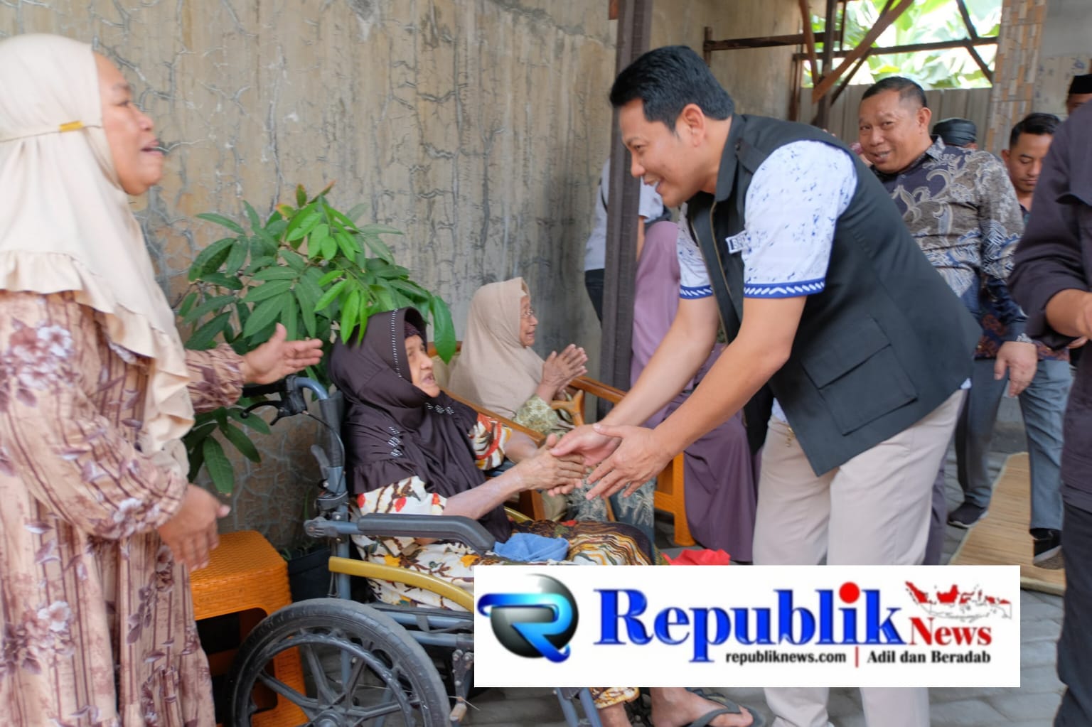 Foto : Bupati Subandi turun langsung dua rumah warga waru segera diperbaiki,Empat kursi roda disalurkan .
