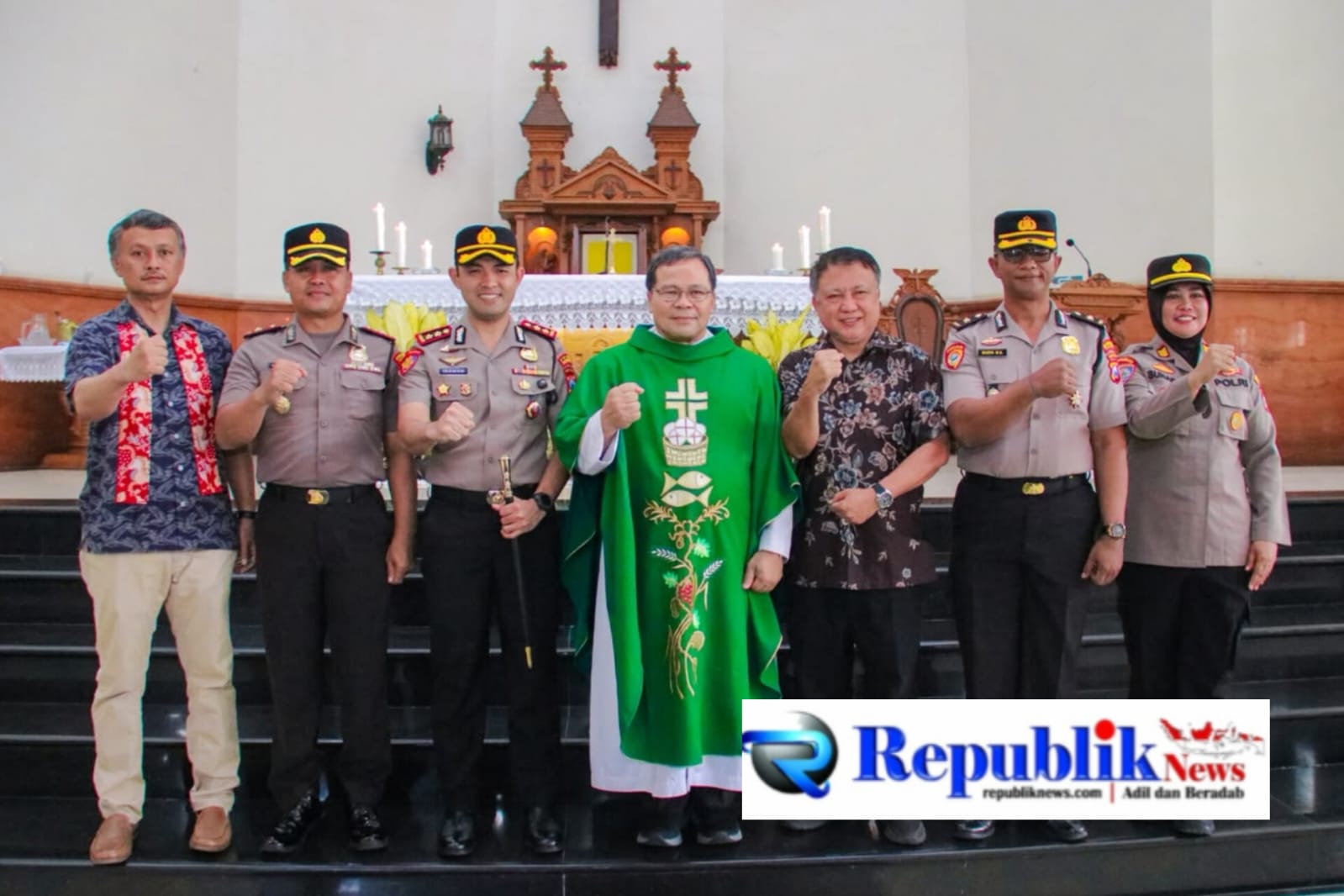 Foto : Minggu kasih Kapolri,Kapolres Pasuruan perererat silaturahmi dengan jemaat gereja Santa Theresia Pandaan.