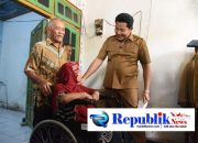 Foto: Sulastri terima kursi roda