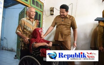 Foto: Sulastri terima kursi roda