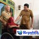 Terisak Haru, Sulastri Terima Kursi Roda dari Bupati Subandi: “Saged Damel Mlampah-Mlampah”