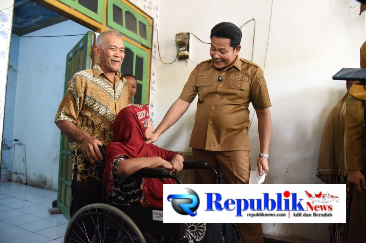 Foto: Sulastri terima kursi roda