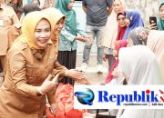 Bantu Mobilitas Warga, Wabup Mimik Serahkan Kursi Roda ke Candi dan Sumorame