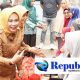 Bantu Mobilitas Warga, Wabup Mimik Serahkan Kursi Roda ke Candi dan Sumorame