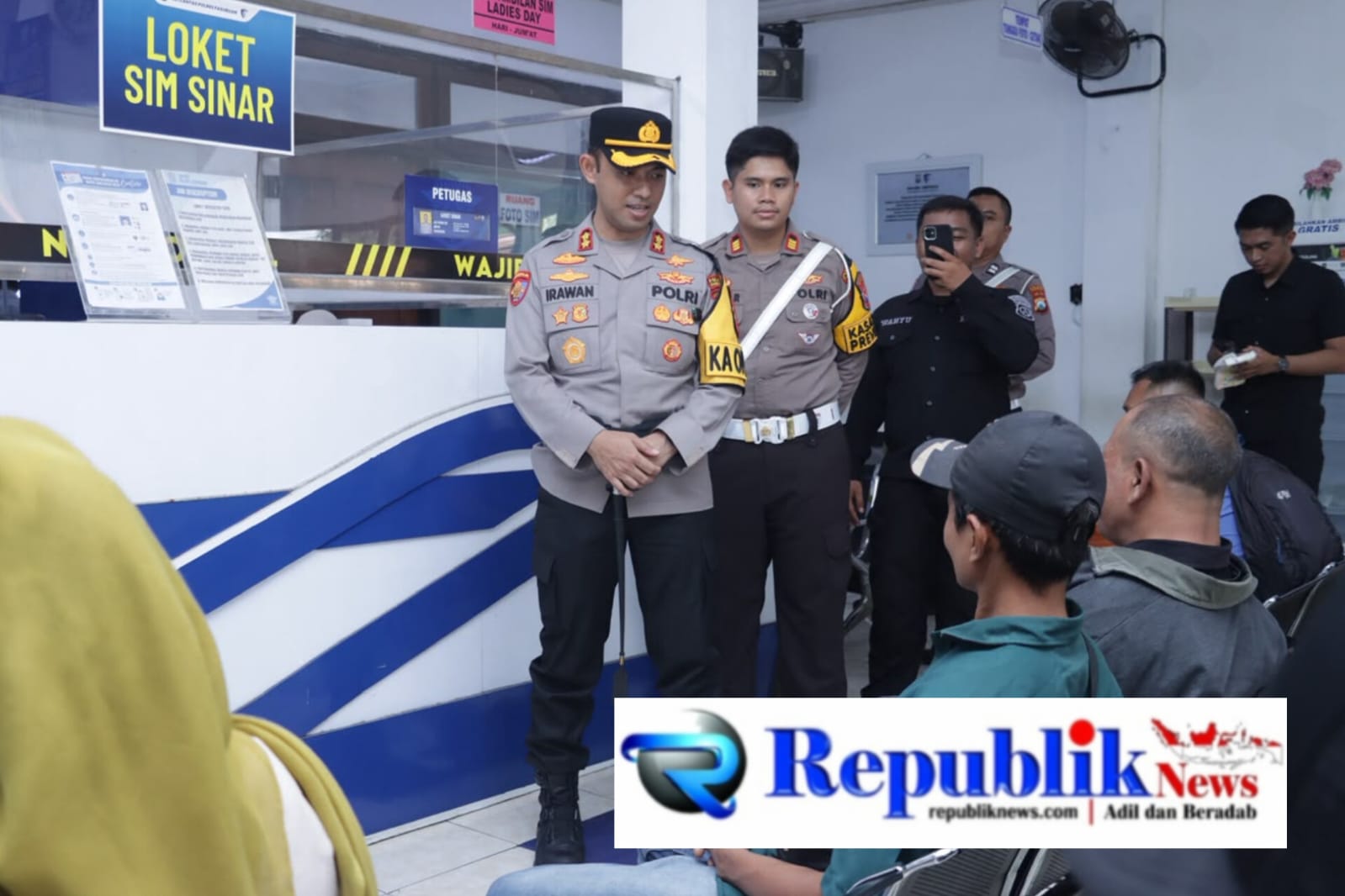 Foto: Kapolres Pasuruan AKBP Irawan Prasetyo menyapa emohon SIM.