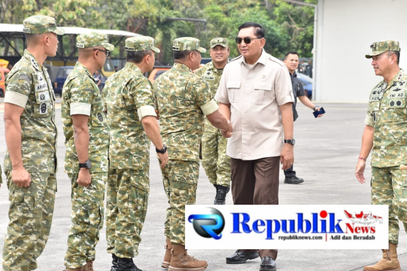 Foto: Danrem 084/BJ Brigjen TNI Kohir menyambut Menteri Pertahanan Republik Indonesia,Jenderal TNI (Pur) Sjafrie Sjamsoedin di Base Opa Lamudal Juanda.