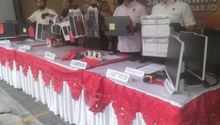 Polresta Sidoarjo Ungkap Penipuan Lintas Negara, 8 WNA Vietnam Diamankan, 20 Ponsel dan 7 Laptop Disita