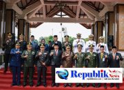 Foto: Bupati Sidoarjo,H.Subandi menjadi inspektur upacara memperingati Hari Sumpah Pemuda ke-98 di Alun-alun Sidoarjo.