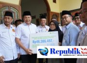 Foto: Bupati Subandi takziah ke kediaman almarhum kades Tropodo dan menyerahkan santunan BPJS .