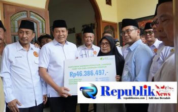 Foto: Bupati Subandi takziah ke kediaman almarhum kades Tropodo dan menyerahkan santunan BPJS .