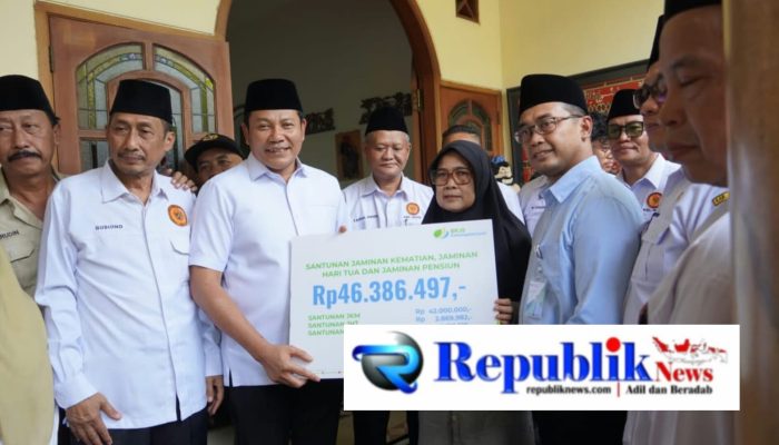 Takziah ke Rumah Duka, Bupati Subandi Serahkan Santunan BPJS Ketenagakerjaan Kepada Keluarga Almarhum Kades Tropodo